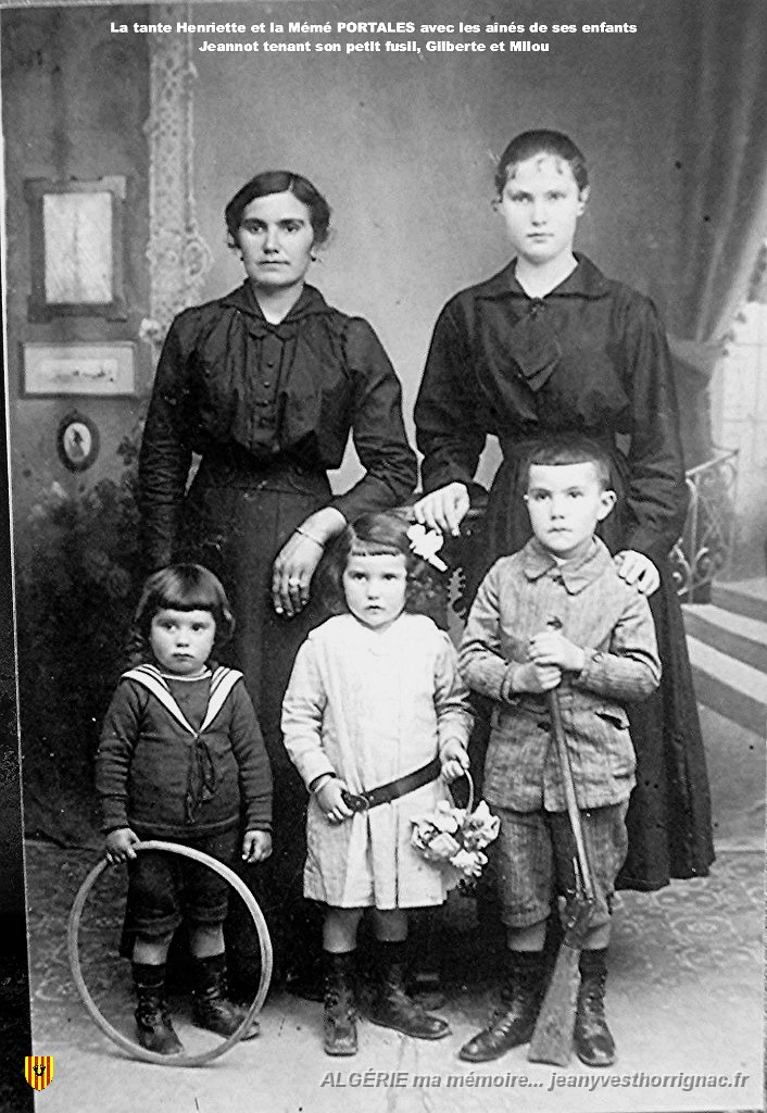 Meme Portales.jpg - de droite à gauche : Henriette Serrano, Thérèse Serrano épouse Portalès avec les aînés de ses enfants, Jeannot tenant son petit fusil, Gilberte et Milou.